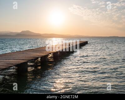 La jetée du lac de Garde à Sunrise s'appelle il Pontile di Sirmione en été Banque D'Images