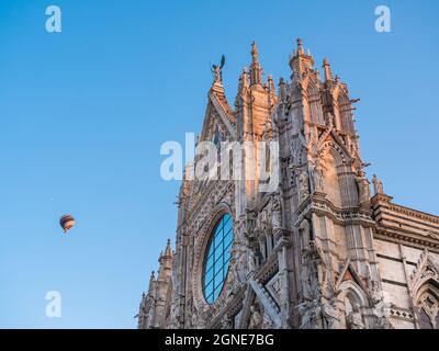 Duomo die Siena Cathédrale extérieur ou Catetedrale Metropolitana di Santa Maria Assunta sur une partie supérieure de la façade occidentale le matin d'été Banque D'Images