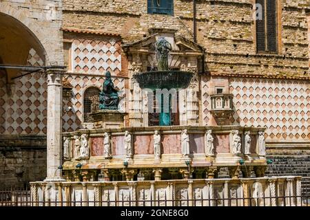 Fontana Maggiore en face de la cathédrale de San Lorenzo à Pérouse en Italie Banque D'Images