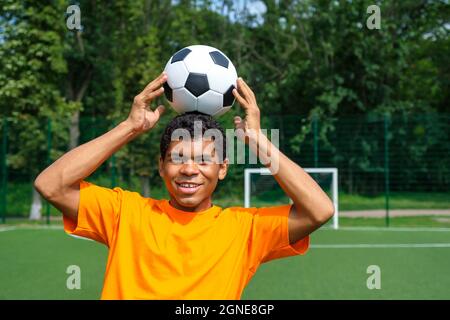 Le joueur brésilien de football s'entraîne et améliore le contrôle du ballon de football sur le terrain de sport Banque D'Images