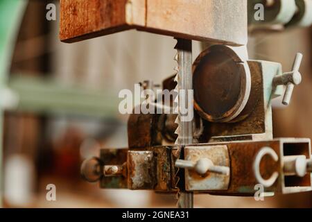 Concentrez-vous sur les dents en acier coupantes d'une lame de scie à ruban dans un atelier industriel de travail du bois de l'usine en gros plan Banque D'Images