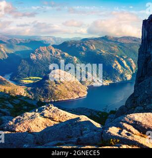 Vue en soirée colorée sur la célèbre attraction norvégienne de Preikestolen. Superbe scène estivale du fjord de Lysefjorden, situé dans la région de Ryfylke, dans le sud de la côte Banque D'Images