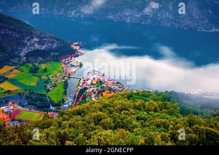 Vue depuis les yeux d'oiseau du village d'Aurlandsvangen, municipalité d'Aurland dans le comté de Sogn og Fjordane, Norvège. Grande scène nocturne de la Sognef Banque D'Images