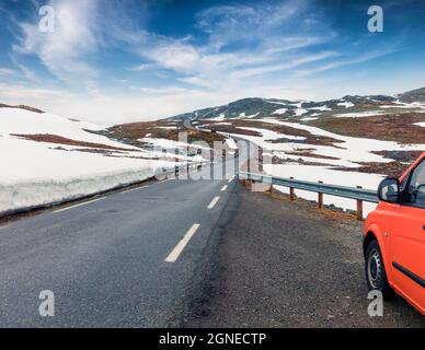 Conduite sur la célèbre route de montagne d'Aurlandsvegen (Bjorgavegen), Aurland dans le comté de Sogn og Fjordane, Norvège. Magnifique paysage d'été dans le Nord Banque D'Images