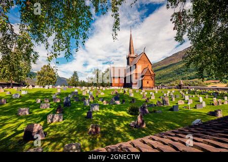 Vue pittoresque de l'église de la rive de LOM (LOM Stavkyrkje). Scène matinale ensoleillée de la campagne norvégienne, centre administratif de la municipalité de LOM Banque D'Images