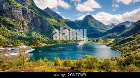 Scène d'été du pittoresque port de Geiranger, ouest de la Norvège. Vue du Sunnylvsfjorden colorés fjord. Concept de déplacement arrière-plan. Style artistique poster Banque D'Images