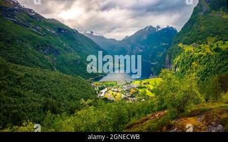 Scène d'été du pittoresque port de Geiranger, ouest de la Norvège. Vue du Sunnylvsfjorden colorés fjord. Concept de déplacement arrière-plan. Style artistique poster Banque D'Images