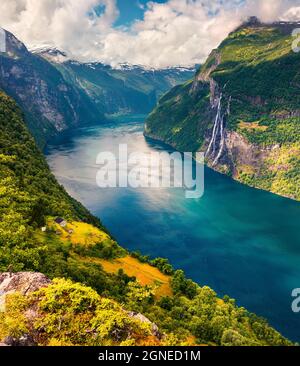 Magnifique scène estivale du fjord Sunnylvsfjorden, village de Geiranger, Norvège occidentale. Vue aérienne des célèbres chutes d'eau de Seven Sisters. Beauté de Banque D'Images