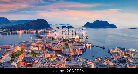 Vue panoramique sur la ville portuaire d'Alesund, sur la côte ouest de la Norvège, à l'entrée du Geirangerfjord. Coucher de soleil coloré dans le Nord. Traveli Banque D'Images