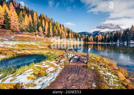 Grande scène ensoleillée sur le lac Antorno avec le mont Tre Cime di Lavaredo (Drei Zinnen). Paysage d'automne coloré dans les Alpes Dolomites, province de Belluno, Ital Banque D'Images