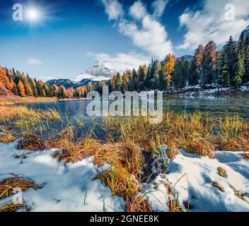 Grande scène ensoleillée sur le lac Antorno avec le mont Tre Cime di Lavaredo (Drei Zinnen). Paysage d'automne coloré dans les Alpes Dolomites, province de Belluno, Ital Banque D'Images