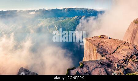 Vue du matin sur les attractions norvégiennes populaires de Preikestolen. Superbe scène estivale du fjord de Lysefjorden, situé dans la région de Ryfylke, au sud-ouest Banque D'Images