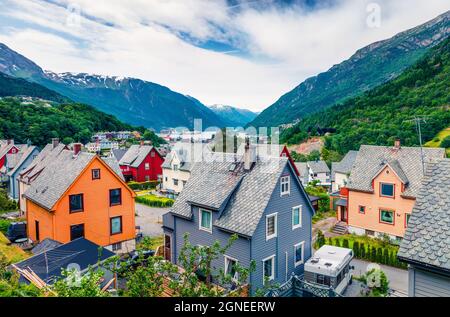 Architecture typique du Norpari dans la ville d'Odda, comté de Hordaland, Norvège. Belle vue d'été sur le fjord Hardangerfjord. Présentation du concept de déplacement. Banque D'Images