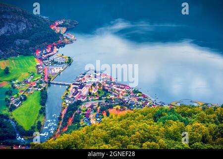 Vue depuis les yeux d'oiseau du village d'Aurlandsvangen, municipalité d'Aurland dans le comté de Sogn og Fjordane, Norvège. Grande scène nocturne de la Sognef Banque D'Images