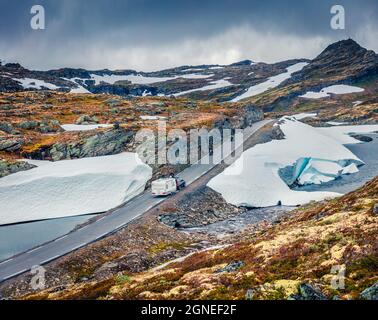 Conduite sur la célèbre route de montagne d'Aurlandsvegen (Bjorgavegen), Aurland dans le comté de Sogn og Fjordane, Norvège. Magnifique paysage d'été dans le Nord Banque D'Images