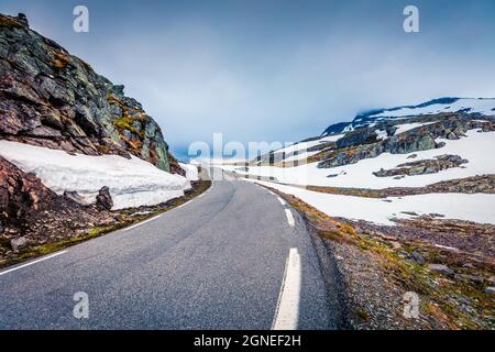 En voyageant sur la célèbre route de montagne d'Aurlandsvegen (Bjorgavegen), Aurland dans le comté de Sogn og Fjordane, Norvège. Magnifique paysage d'été dans le NOR Banque D'Images