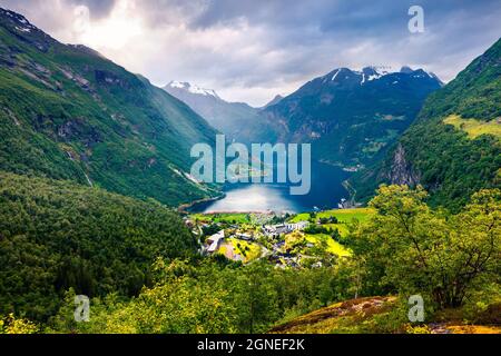 Scène d'été du pittoresque port de Geiranger, ouest de la Norvège. Vue du Sunnylvsfjorden colorés fjord. Concept de déplacement arrière-plan. Style artistique poster Banque D'Images