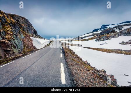 En voyageant sur la célèbre route de montagne d'Aurlandsvegen (Bjorgavegen), Aurland dans le comté de Sogn og Fjordane, Norvège. Magnifique paysage d'été dans le NOR Banque D'Images