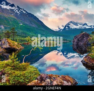 Impressionnant lever de soleil d'été sur le lac Innerdalsvatna. Scène matinale colorée en Norvège, Europe. Beauté de la nature concept fond. Style artistique po Banque D'Images