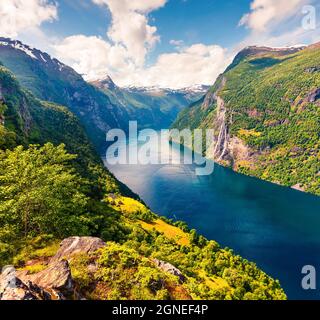 Magnifique scène estivale du fjord Sunnylvsfjorden, village de Geiranger, Norvège occidentale. Vue aérienne des célèbres chutes d'eau de Seven Sisters. Beauté de Banque D'Images