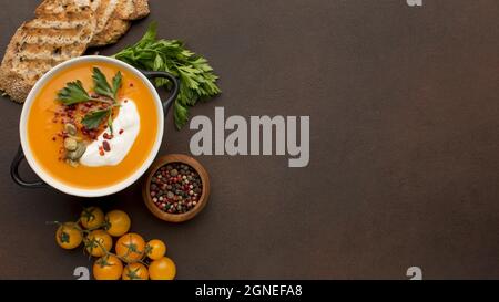 bol à soupe de courge d'hiver à plat avec espace pour copier les toasts. Haute qualité et résolution magnifique concept de photo Banque D'Images