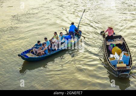 Vue aérienne du marché flottant de Phong Dien au lever du soleil, bateaux vendant des fruits et des marchandises en gros sur la rivière CAN Tho Banque D'Images