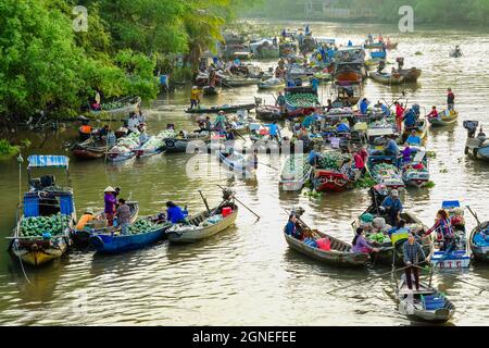 Vue aérienne du marché flottant de Phong Dien au lever du soleil, bateaux vendant des fruits et des marchandises en gros sur la rivière CAN Tho Banque D'Images