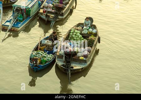 Vue aérienne du marché flottant de Phong Dien au lever du soleil, bateaux vendant des fruits et des marchandises en gros sur la rivière CAN Tho Banque D'Images