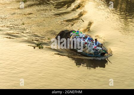 Vue aérienne du marché flottant de Phong Dien au lever du soleil, bateaux vendant des fruits et des marchandises en gros sur la rivière CAN Tho Banque D'Images