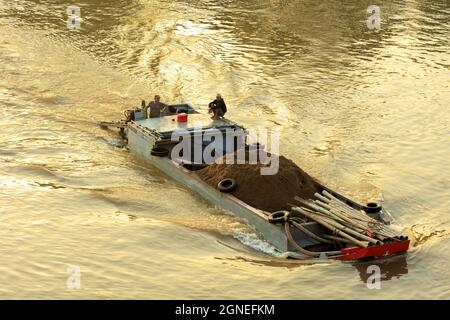 Vue aérienne du marché flottant de Phong Dien au lever du soleil, bateaux vendant des fruits et des marchandises en gros sur la rivière CAN Tho Banque D'Images