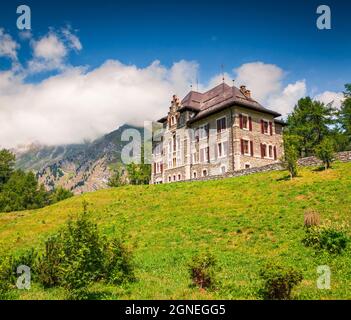 Superbe vue d'été depuis, le sommet du col de Maloja. Scène matinale colorée des Alpes suisses, de la Suisse, de l'Europe. Beauté de fond de concept de campagne. Banque D'Images