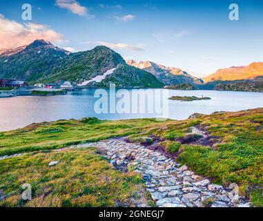 Superbe vue d'été sur le lac Totensee au sommet de Grimselpass. Pittoresque scène extérieure des Alpes suisses, canton de Berne, Suisse, Europe. Beauté de cou Banque D'Images