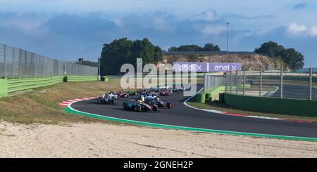 Vallelunga, italie 19 septembre 2021 ACI Racing Weekend. Les voitures de course regroupent l'action sur le circuit de la piste asphaltée Banque D'Images