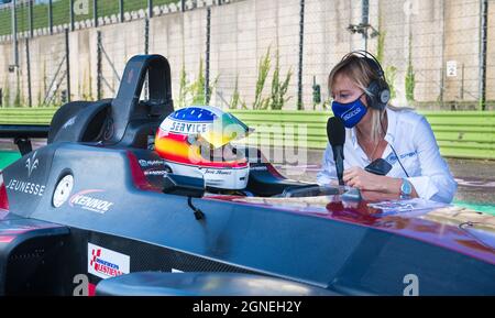 Vallelunga, italie 19 septembre 2021 ACI Racing Weekend. Interview sportive d'une présentatrice à un pilote de voiture de course sur une piste de grille de départ Banque D'Images