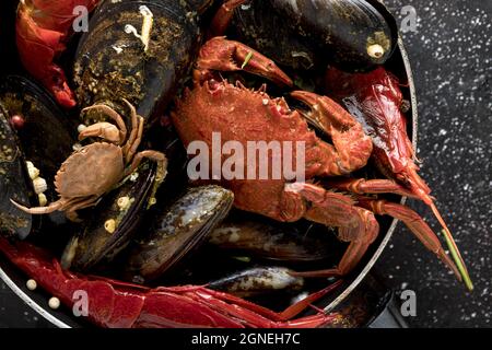 grand angle de la casserole avec le crabe et les moules. Haute qualité et résolution magnifique concept de photo Banque D'Images