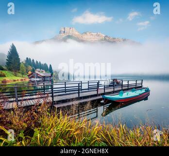 Scène d'automne brumeuse d'Altausseer See Lake. Superbe vue du matin sur le village d'Altaussee, quartier de Liezen en Styrie, Autriche. Beauté de conce de campagne Banque D'Images