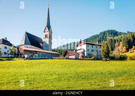Scène estivale colorée de l'église catholique de Pfarramt. Une vue lumineuse du matin sur le village de Gosau dans le quartier de Gmunden en haute-Autriche, en Europe. Beaut Banque D'Images