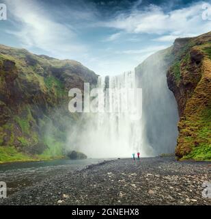 Superbe vue du matin sur la cascade de Skogafoss sur la rivière Skoga. Scène estivale spectaculaire de l'Islande, Europe. Beauté de la nature concept fond. Instagram Banque D'Images