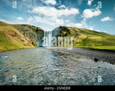 Magnifique vue d'été sur la cascade de Skogafoss sur la rivière Skoga. Grande scène d'été de l'Islande, l'Europe. Beauté de la nature concept fond. Fichier Instagram Banque D'Images