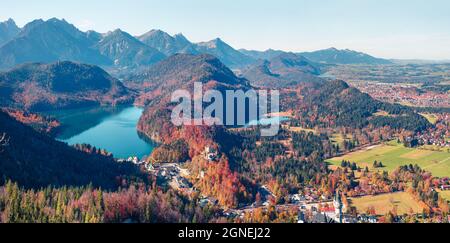 Panorama aérien d'automne du village d'Alterschrofen à Fussen en Allemagne. Une scène matinale impressionnante dans les Alpes bavaroises, en Allemagne, en Europe. Concept de voyage back Banque D'Images