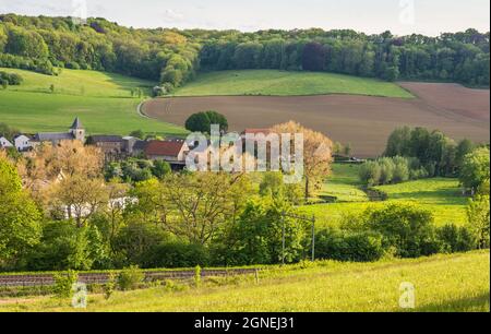 Vue panoramique sur le village de Schin op Geul dans la province de Limbourg, pays-Bas Banque D'Images