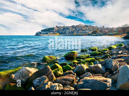 Magnifique paysage printanier sur la mer Égée. Coloful matin vue sur la ville de Kavala; le principal port maritime de l'est de la Macédoine et la capitale de Kavala reg Banque D'Images