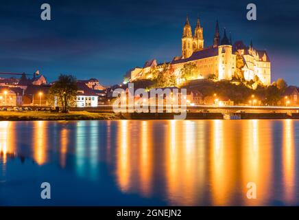 Vue fantastique sur la nuit de la plus ancienne surplombant le château de l'Elbe - Albrechtsburg. Paysage urbain coloré de Meissen, Saxe, Allemagne, Europe. Déplacement Banque D'Images