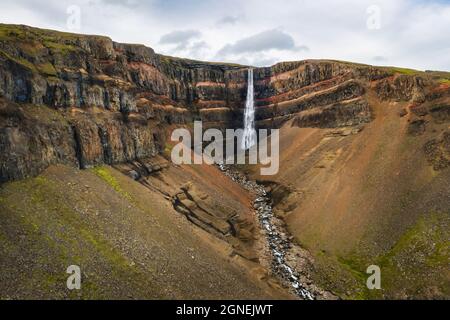 Vue aérienne de la cascade de Hengifoss en Islande Banque D'Images