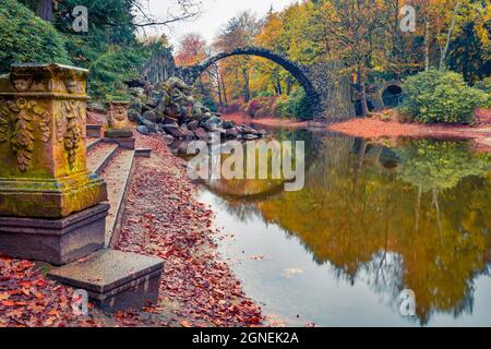 Une vue incroyable le matin sur Azalea et le parc Rhododendron Kromlau, Allemagne, Europe. Scène automnale colorée du pont Rakotz (Rakotzbrucke, Devil's Bridge). Banque D'Images