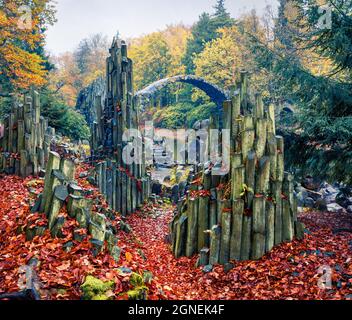 Vue matinale sur Azalea et Rhododendron Park Kromlau, Allemagne, Europe. Splendide scène d'automne du pont Rakotz (Rakotzbrucke, Pont du diable) Banque D'Images