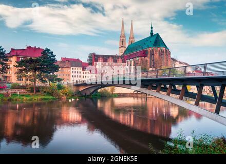 Vue spectaculaire du matin sur l'église Saint-Pierre-et-Paul, à la frontière polonaise. Paysage urbain d'automne coloré de Gorlitz, Allemagne de l'est, Europe. Déplacement Banque D'Images