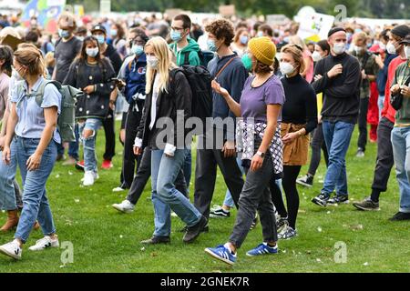 Heidelberg, Allemagne - 24 septembre 2021 : des jeunes assistent à une manifestation de grève mondiale du climat avec des masques faciaux pendant la crise du virus Corona Banque D'Images