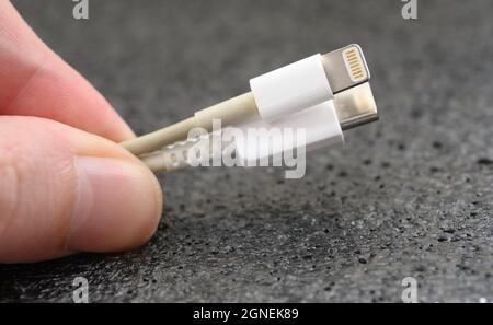 VLADIVOSTOK, RUSSIE - 24 SEPTEMBRE 2021 : connecteur Apple Lightning et câbles USB de type C. Mise au point sélective. Banque D'Images