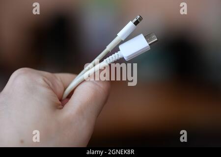 VLADIVOSTOK, RUSSIE - 24 SEPTEMBRE 2021 : connecteur Apple Lightning et câbles USB de type C. Mise au point sélective. Banque D'Images